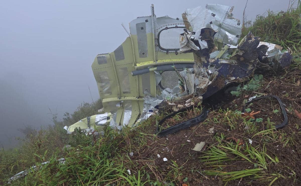 Salah satu serpihan diduga badan pesawat ATR 42-500 Indonesia Air Transport yang ditemukan di kawasan puncak Gunung Bulusaraung, Pangkep, Sulsel, Minggu pagi (18/1/2026). (Dok. Basarnas Makassar)
