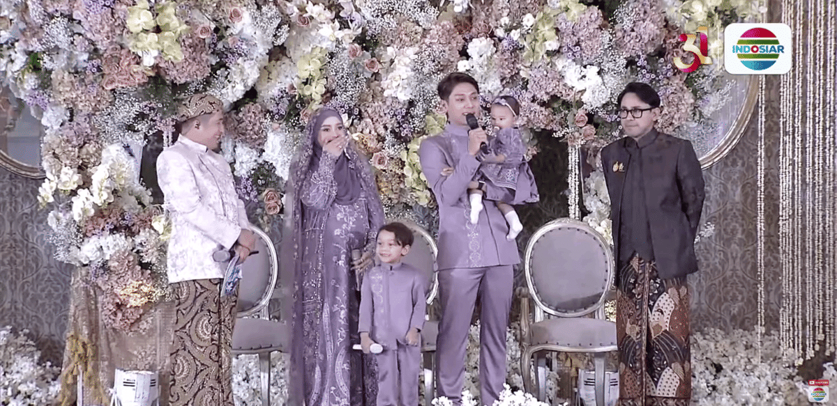 Gaya Lesti Kejora di tasyakuran 7 bulanan. (youtube.com/Indosiar)