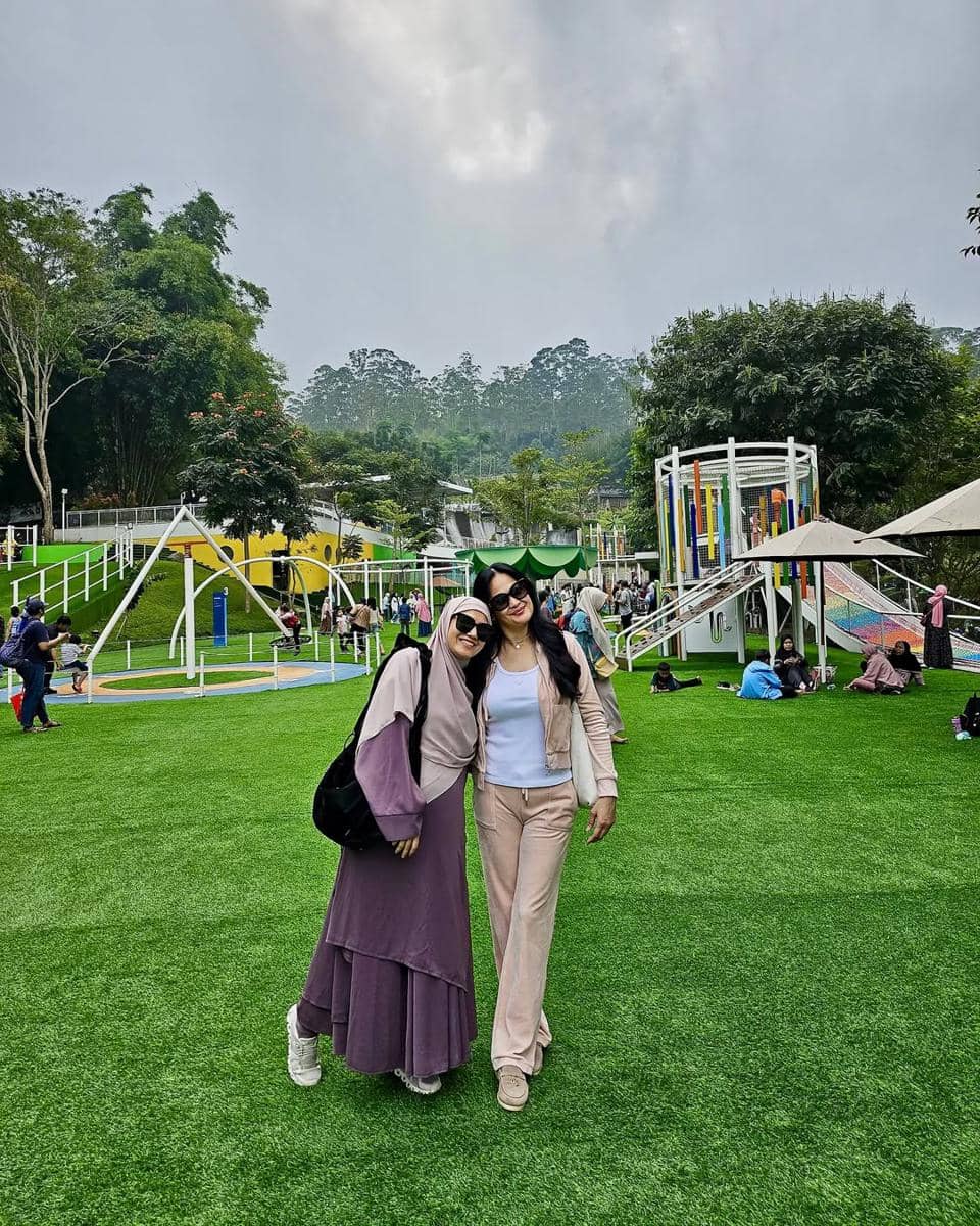 Gaya Dona Harun dan Herfiza. (instagram.com/donnaharunofficial)