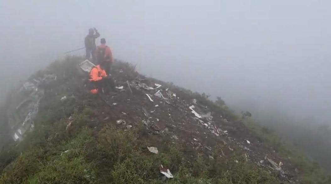Temuan serpihan pesawat Indonesia Air Transport jenis ATR 42-500 di lereng Gunung Bulusaraung, Pangkep, Sulawesi Selatan, Minggu pagi (18/1/2026). (Dok. Basarnas Makassar)