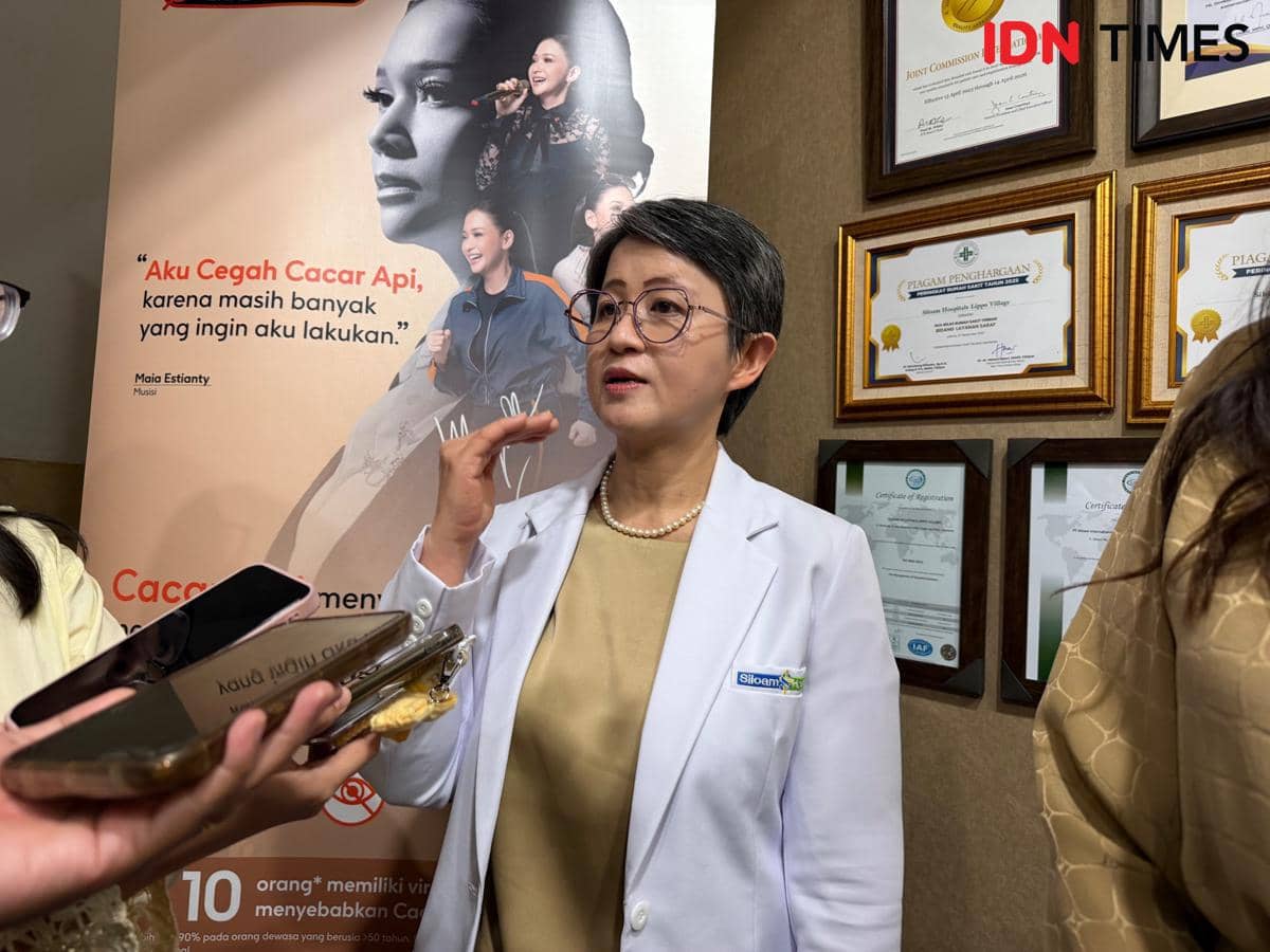 Dokter spesialis penyakit dalam Rumah Sakit Siloam Lippo Village, Tangerang, dr. Sandra Sinthya Langow, Sp.PD-KR.