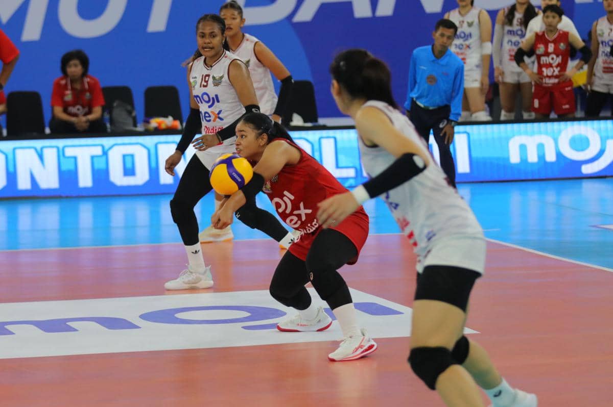 Sulastri Rahma Aulia, libero Medan Falcons menahan bola pada laga Proliga 2026 (IDN Times/Arifin Al Alamudi)