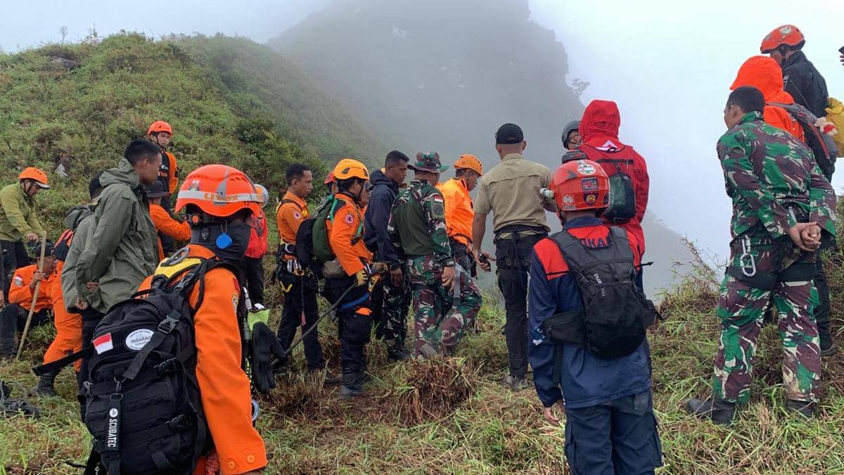 Tim SAR berupaya mengevakuasi jenazah salah satu korban pesawat ATR 42-500 yang jatuh di Gunung Bulusaraung, Kabupaten Pangkep, Sulawesi Selatan. (Dok. Basarnas Makassar)