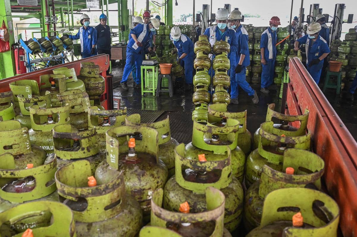 Ilustrasi pekerja mengangkut gas elpiji 3 kilogram ke dalam truk di SPBE. (ANTARA FOTO/Sulthony Hasanuddin)