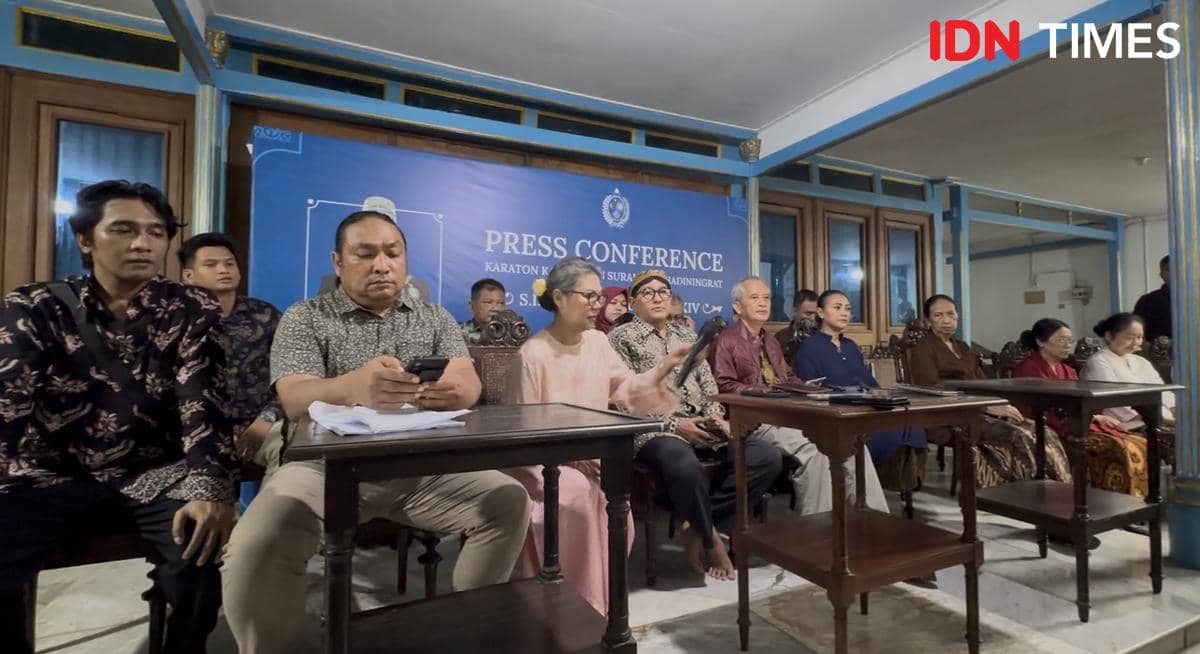 Jumpa pers kubu PB XIV Purbaya soal kisruh keraton saat penyerahan SK kepada KGPH Tedjowulan oleh Menbud Fadli Zon. (IDN Times/Larasati Rey)