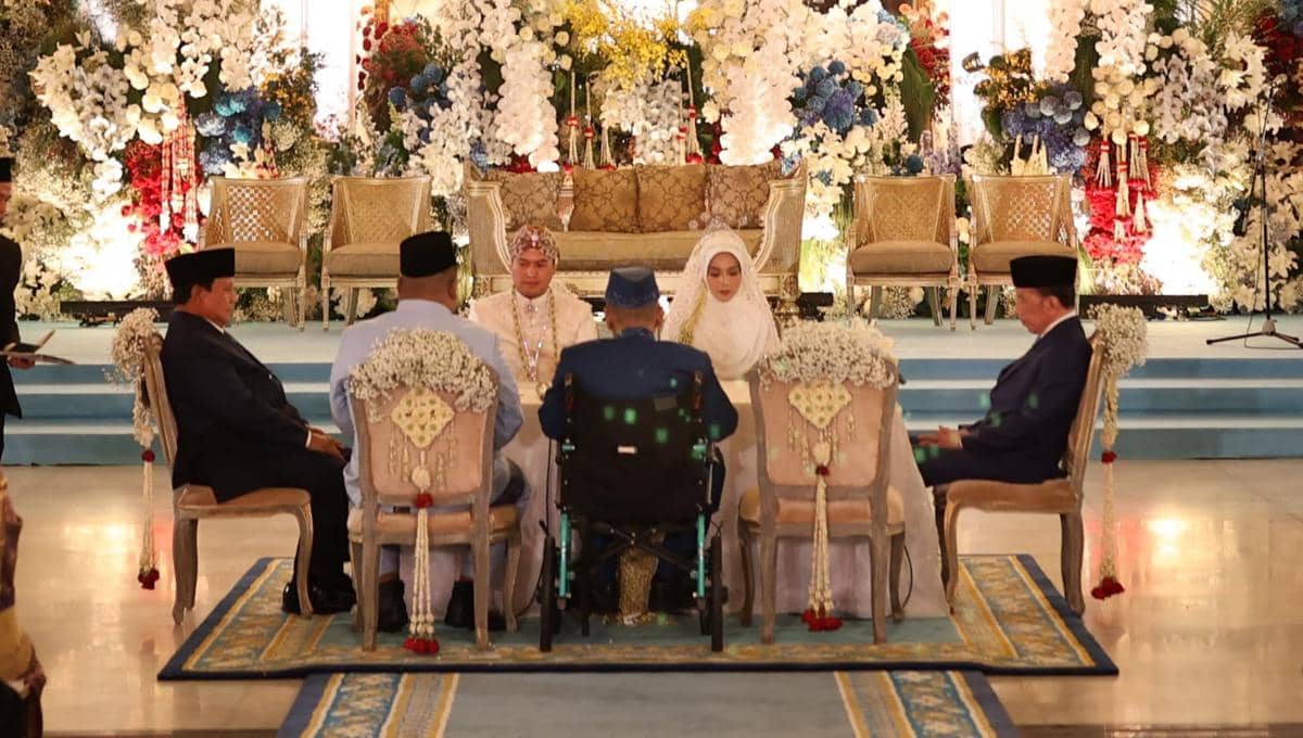 Presiden Prabowo Subianto dan Presiden ke-7 RI, Joko "Jokowi" Widodo menjadi saksi pernikahan Agung Surahman bersama Aulia Mahardiana Warsitoarti (dok. TMII)