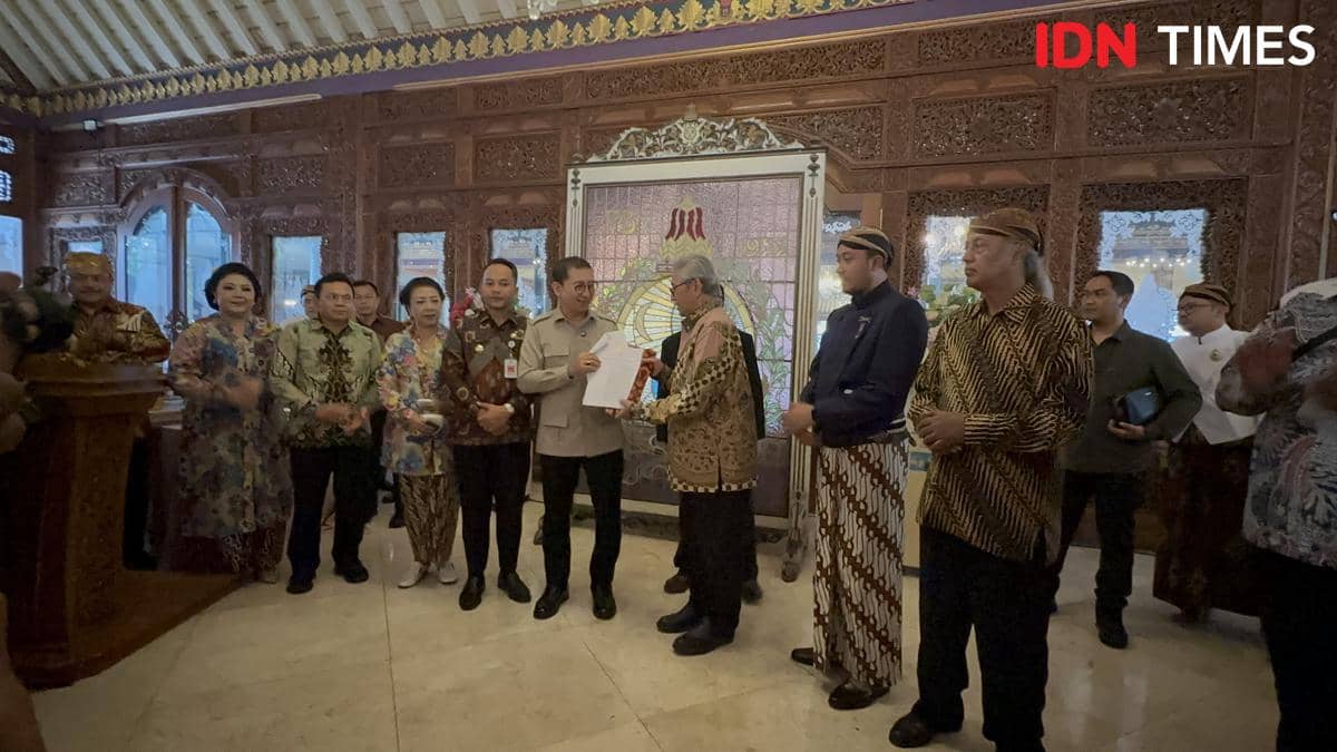 Penyerahan SK kepada Panembahan Agung Tedjowulan sebagai Pelaksana Pelindungan, Pengembangan, dan Pemanfaatan Kawasan Cagar Budaya Karaton Kasunanan Surakarta Hadiningrat. (IDN Times/Larasati Rey)