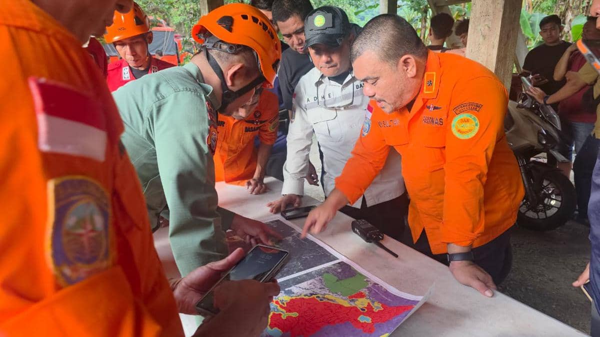Tim SAR mencari pesawat Indonesia Air PK-THT yang hilang kontak di sekitar Kabupaten Maros dan Pangkep, Sulawesi Selatan, Sabtu (17/1/2026). (dok. Basarnas Makassar)
