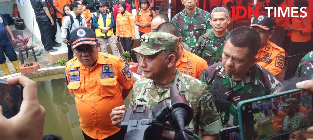Pangdam Hasanuddin, Mayjen TNI Bangun Nawoko, saat memberi keterangan di Posko Darurat di Kabupaten Pangkep, Minggu (18/1/2026). IDN Times/Muhammad Yusuf/bt