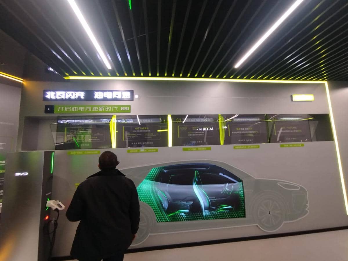 Potret BYD Di-Space di Zhengzhou, China