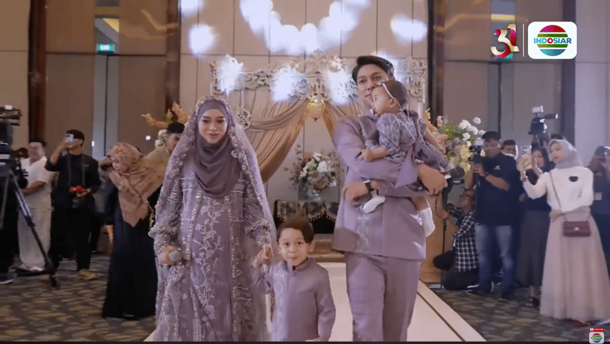 Gaya Lesti Kejora di tasyakuran 7 bulanan. (youtube.com/Indosiar)