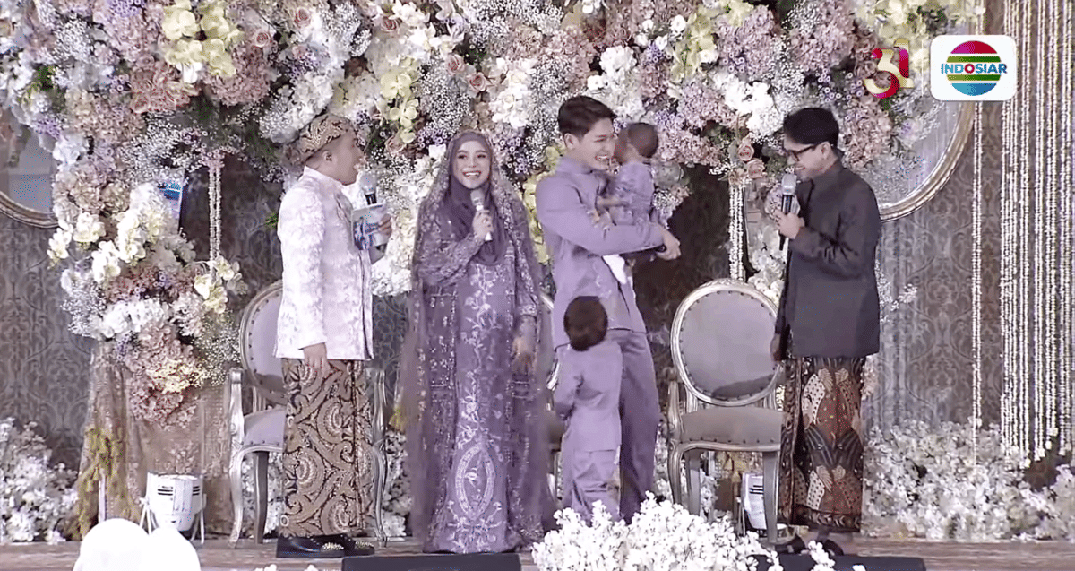 Gaya Lesti Kejora di tasyakuran 7 bulanan. (youtube.com/Indosiar)