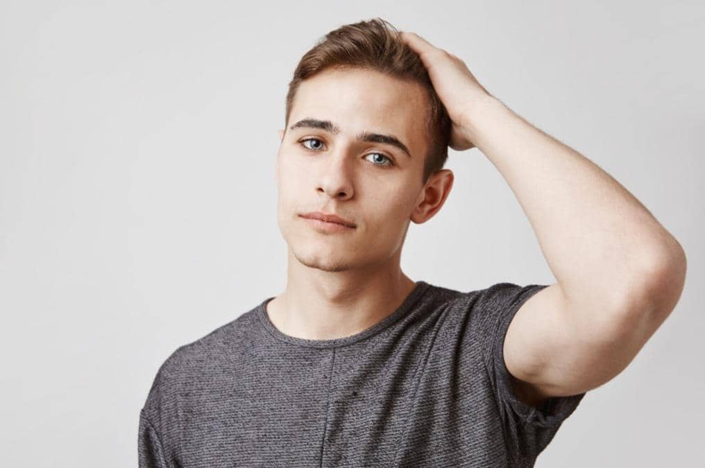 ilustrasi pria pegang rambut