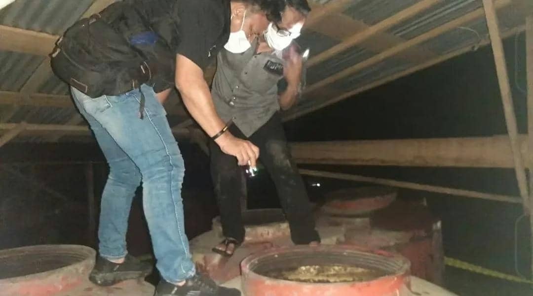 Polisi melakukan olah TKP penemuan mayat di tandon air. (Dok. Polsek Bayung Lencir)