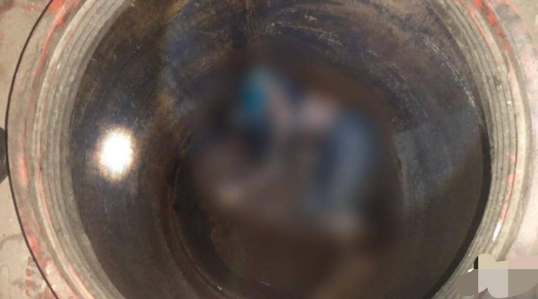 Polisi melakukan olah TKP penemuan mayat di tandon air.