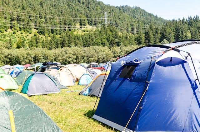 Ilustrasi tenda camping