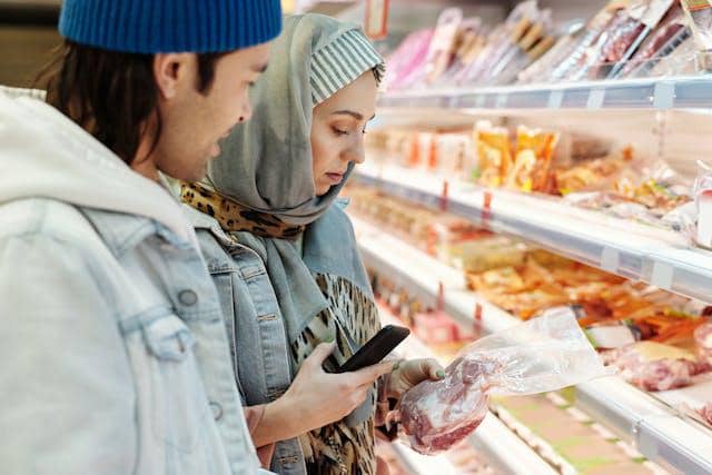 Ilustrasi mengecek produk di supermarket