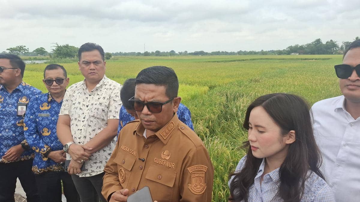 Andra Soni saat tinjau jalan desa yang dibangun provinsi di Tangerang (Dok. Khaerul Anwar)