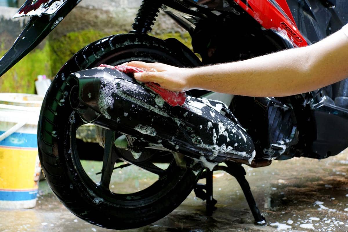 ilustrasi mencuci motor (mpmhondajatim.com)