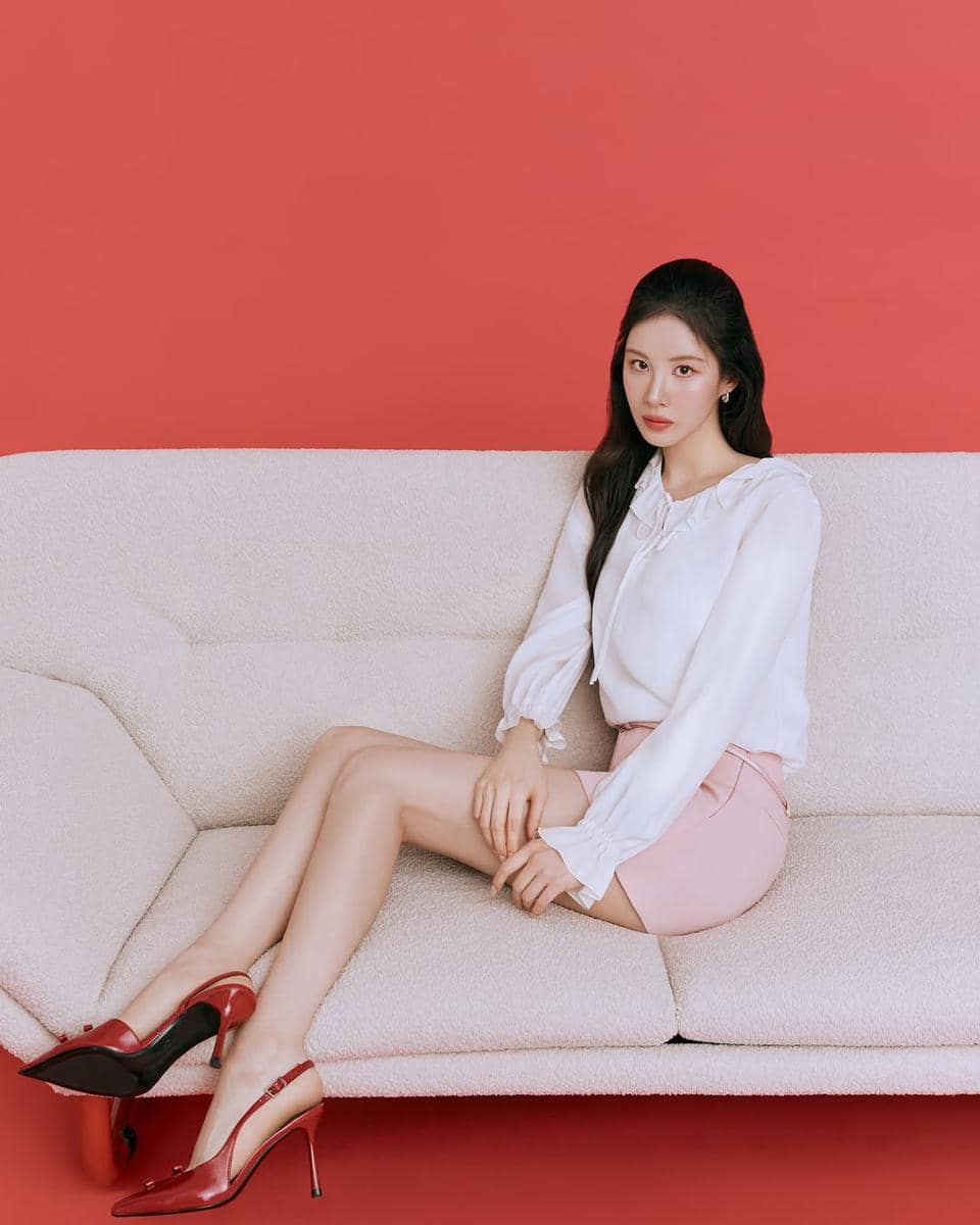 gaya Seohyun SNSD dengan outfit serba pink