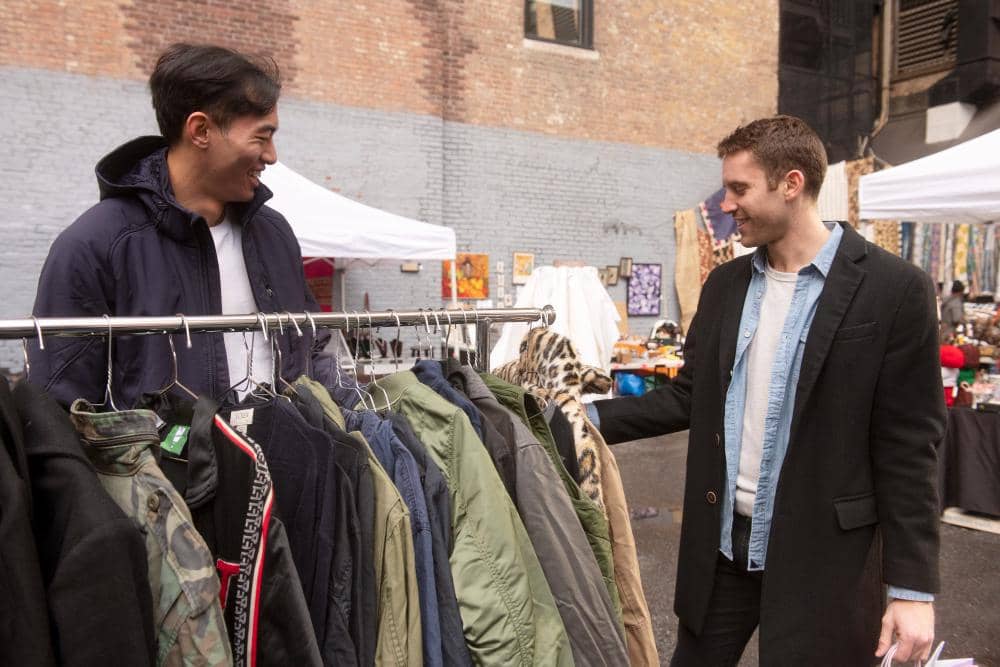 ilustrasi melihat teman membeli baju baru