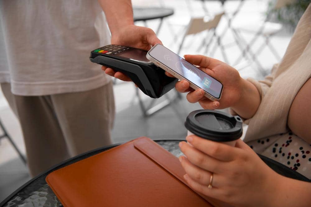 ilustrasi membayar dengan dompet digital