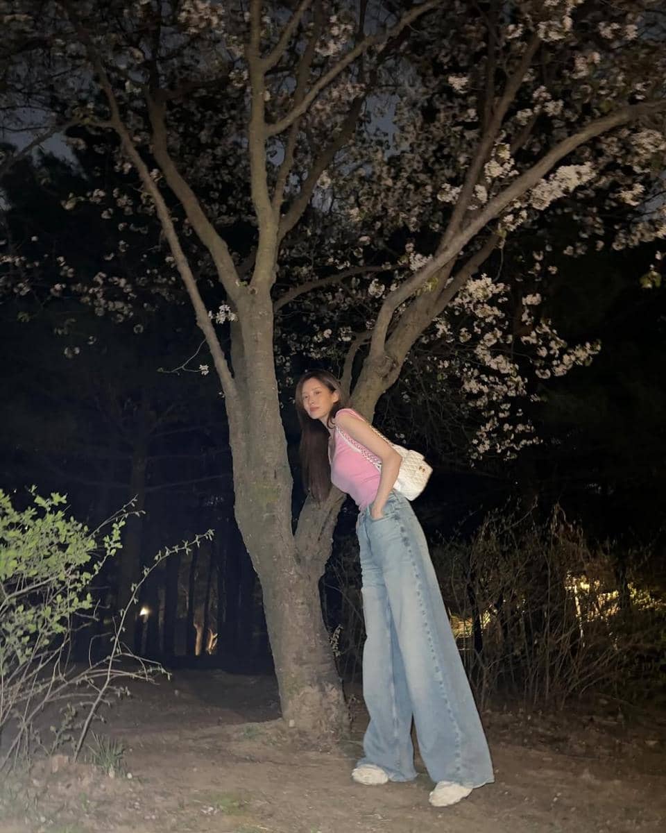 gaya Seohyun SNSD dengan outfit serba pink