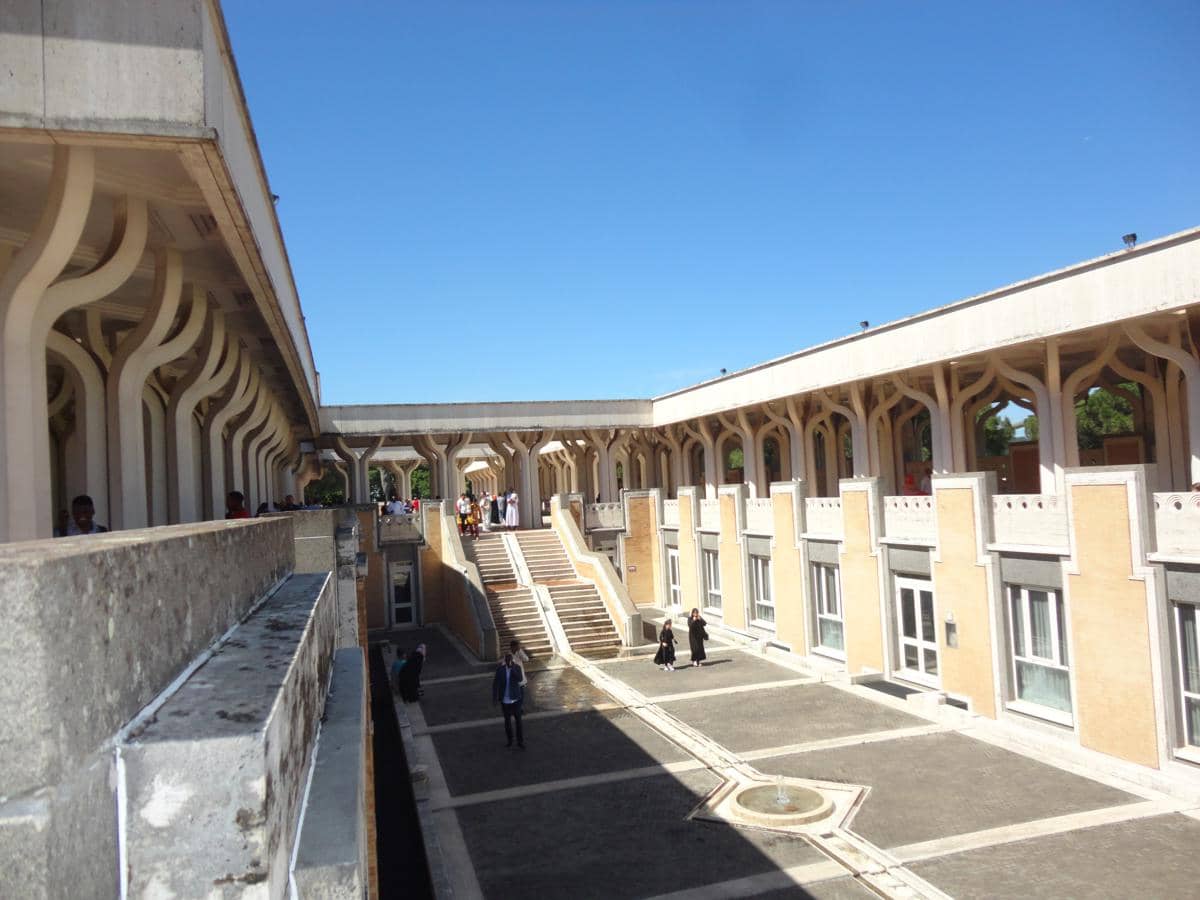 potret area Great Mosque of Rome yang disusun mengikuti arah kiblat dan memberi orientasi ruang berbeda dari tata kota Roma