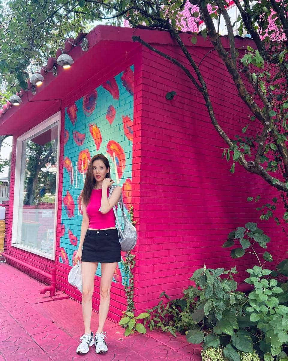 gaya Seohyun SNSD dengan outfit serba pink