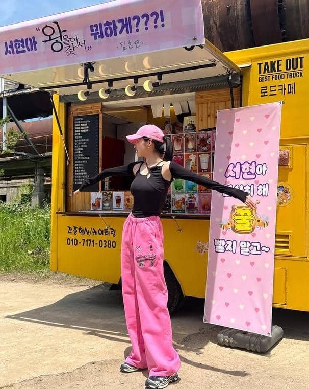 gaya Seohyun SNSD dengan outfit serba pink