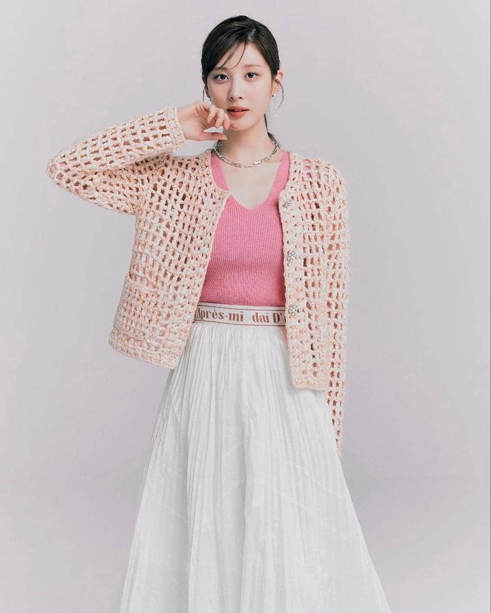 gaya Seohyun SNSD dengan outfit serba pink