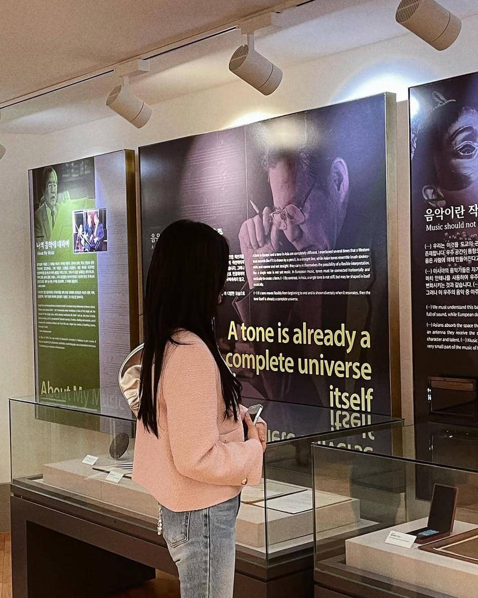 gaya Seohyun SNSD dengan outfit serba pink