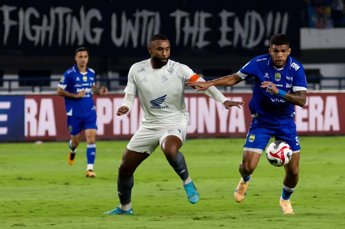 Persib Bandung versus PSM Makassar di musim 2025/2026.