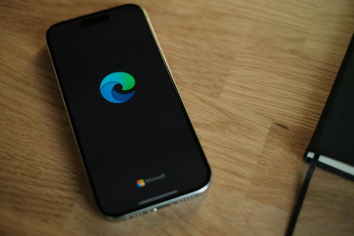 ilustrasi logo Microsoft Edge di ponsel 