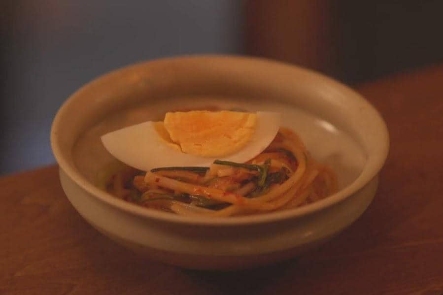 ilustrasi bibimguksu dengan rumput laut mekabu di Gimbap and Onigiri