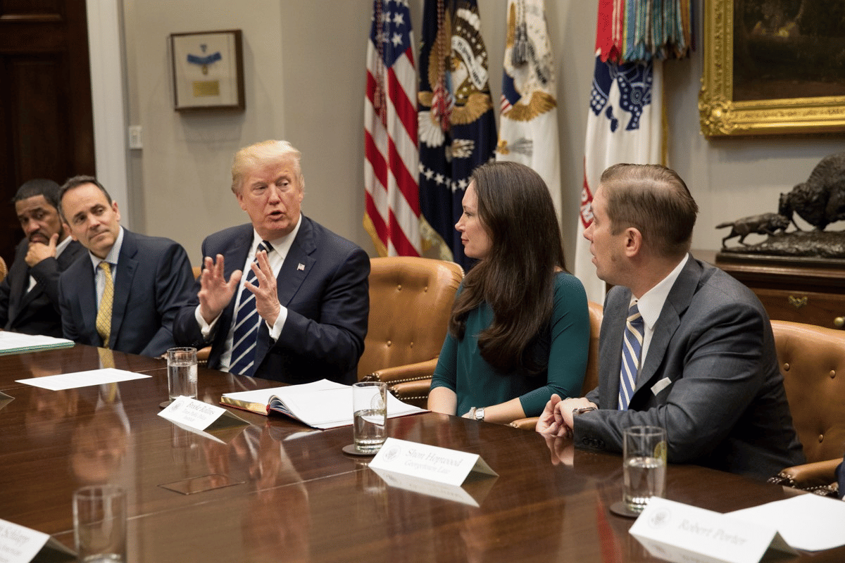 Presiden Amerika Serikat, Donald Trump, sedang melakukan pertemuan penting.