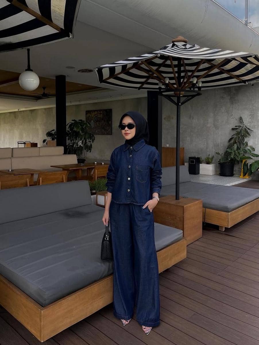 potret ide one set nuansa denim ala Reni Marlina
