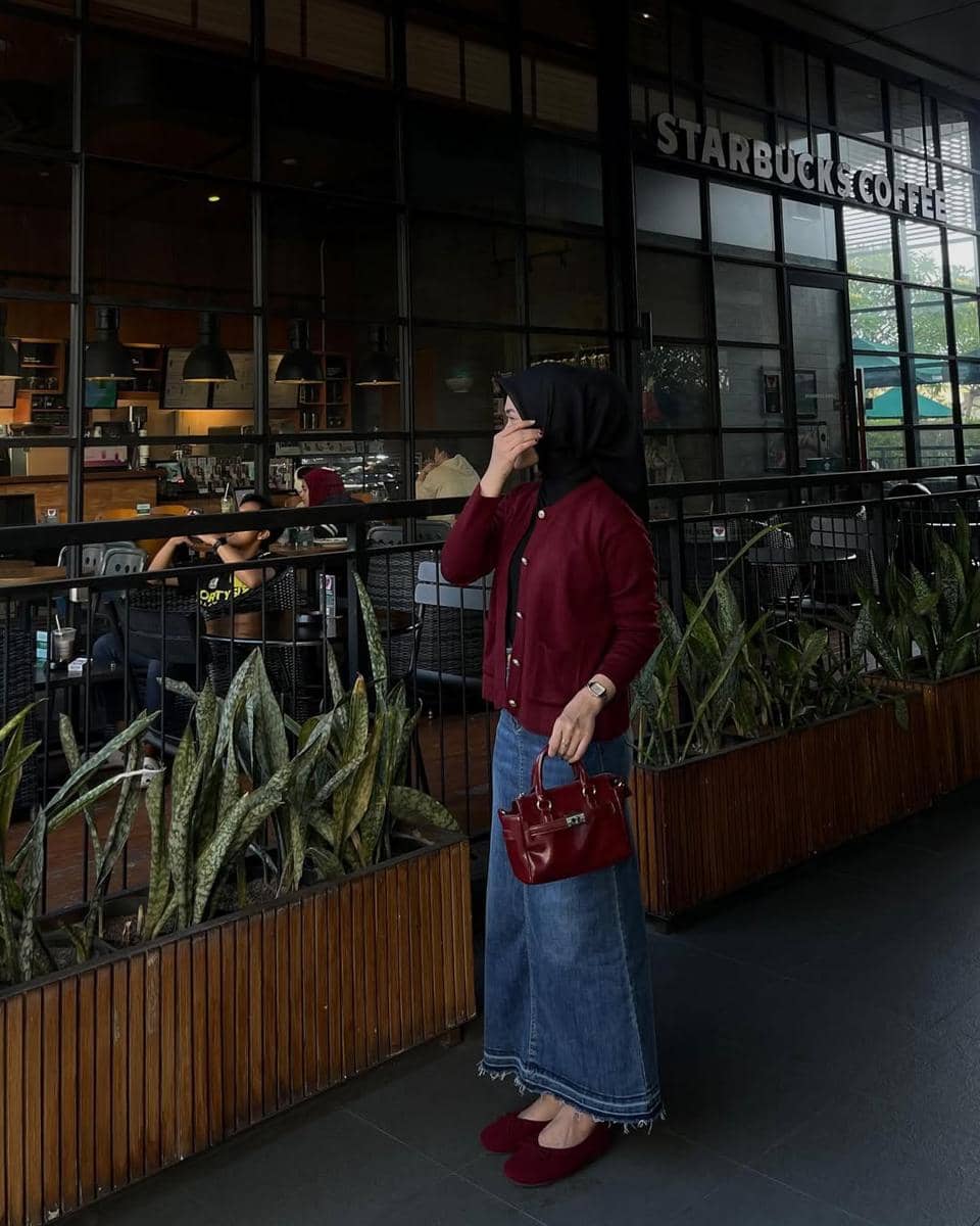 potret ide styling OOTD hijab nuansa denim ala Reni Marlina