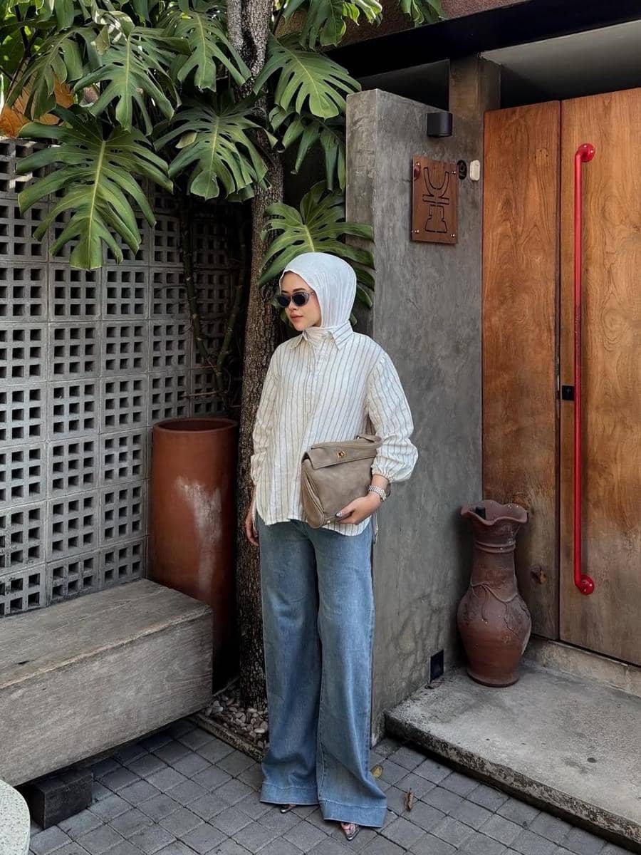 potret ide OOTD kasual nuansa denim ala Reni Marlina