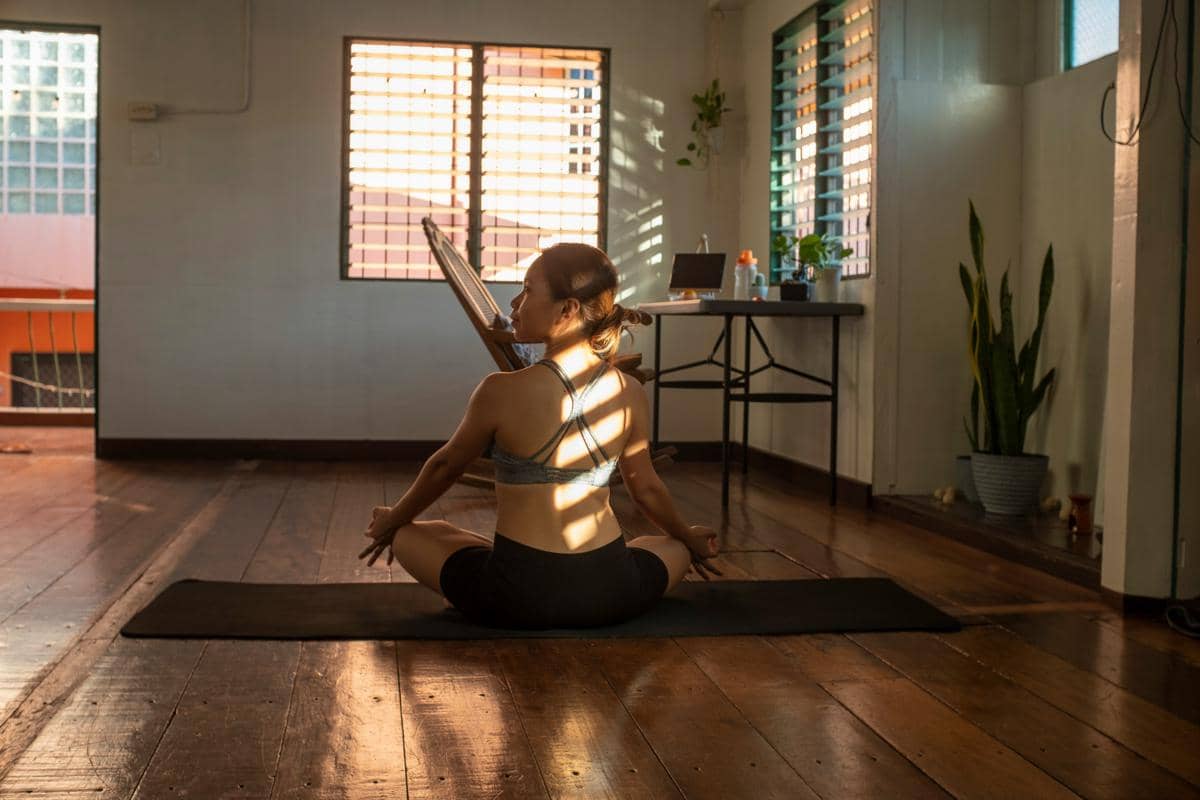 Potret orang sedang berlatih yoga