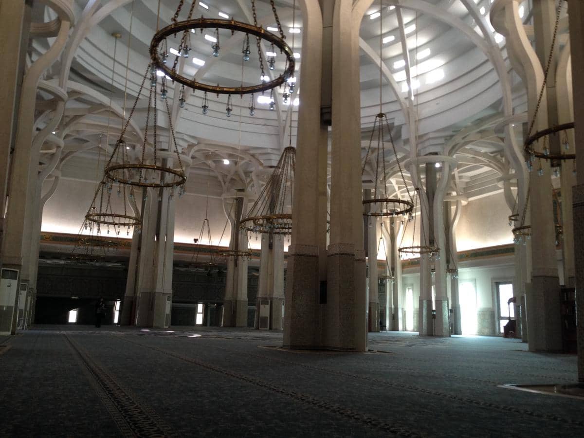 potret interior Great Mosque of Rome yang dibangun dengan izin resmi Vatikan