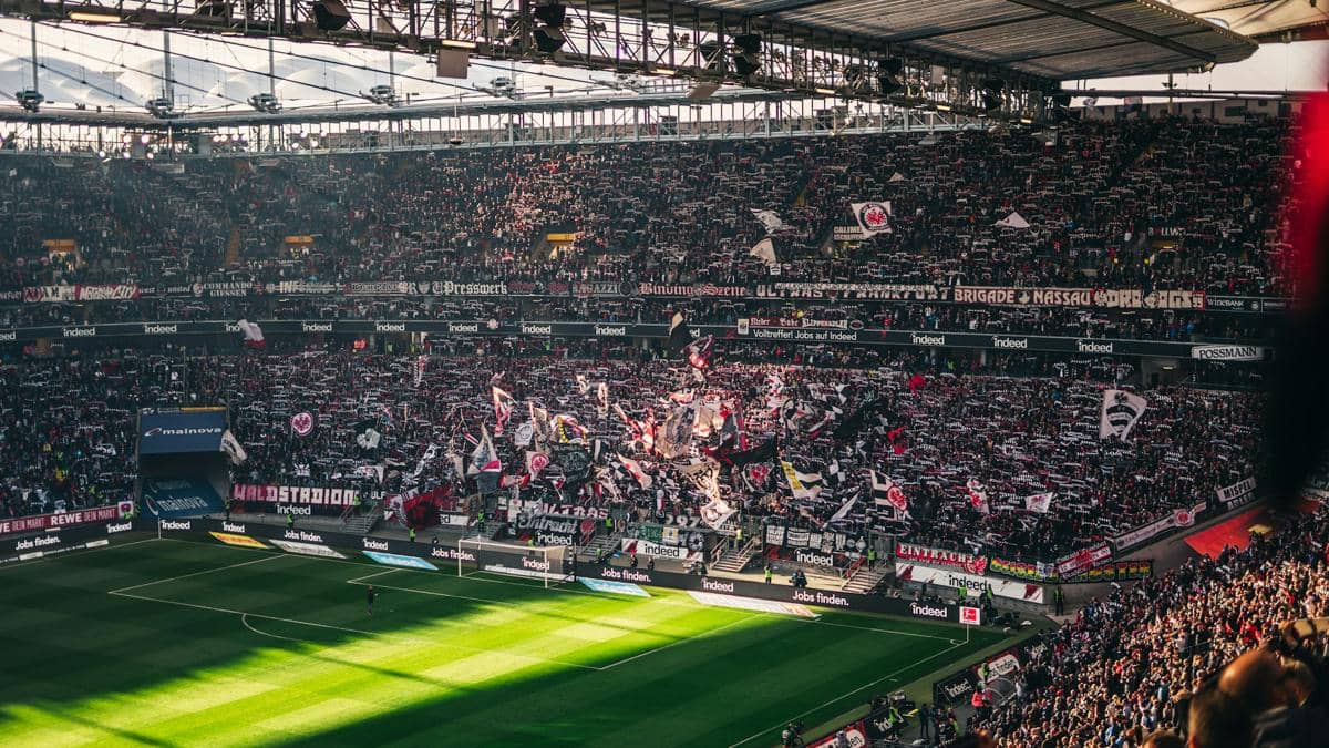Pendukung Eintracht Frankfurt memenuhi stadion.