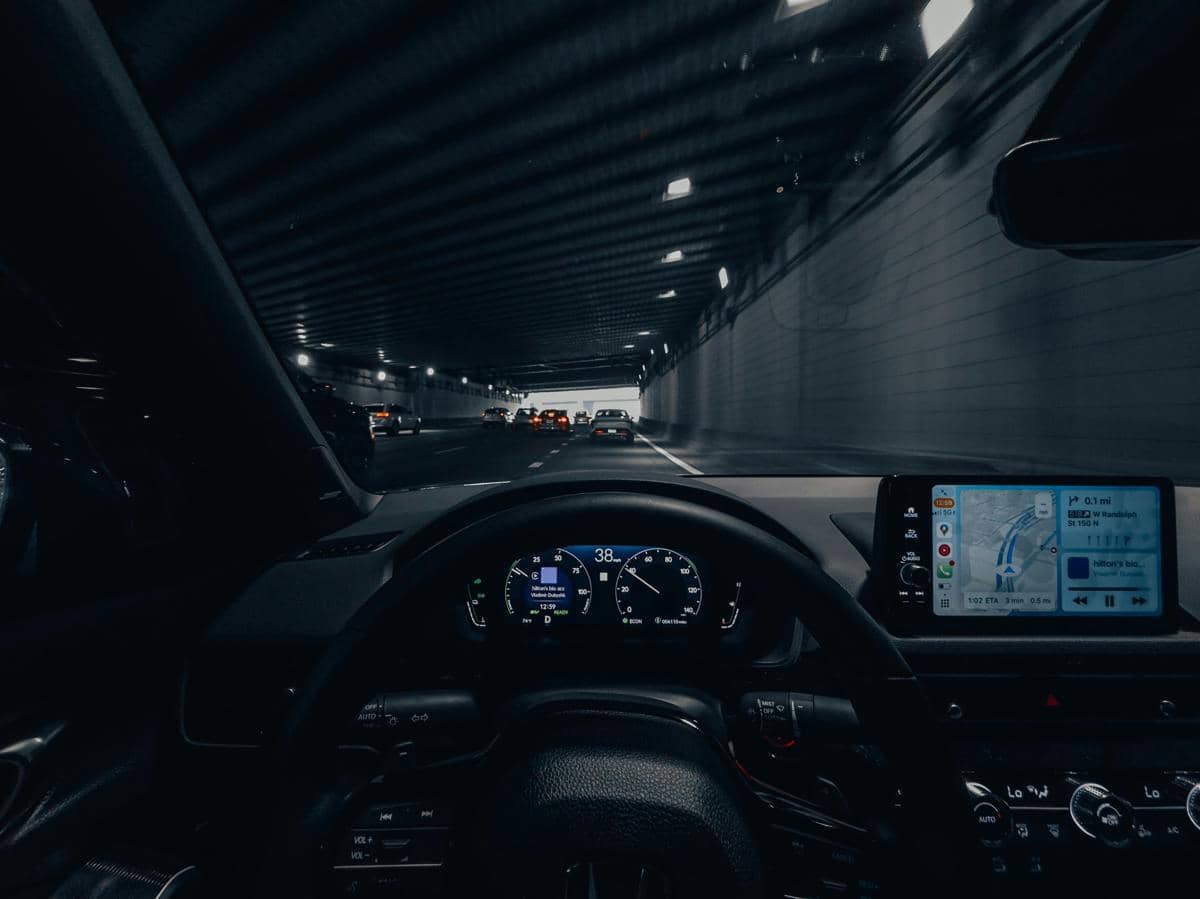 ilustrasi mobil lewat terowongan 