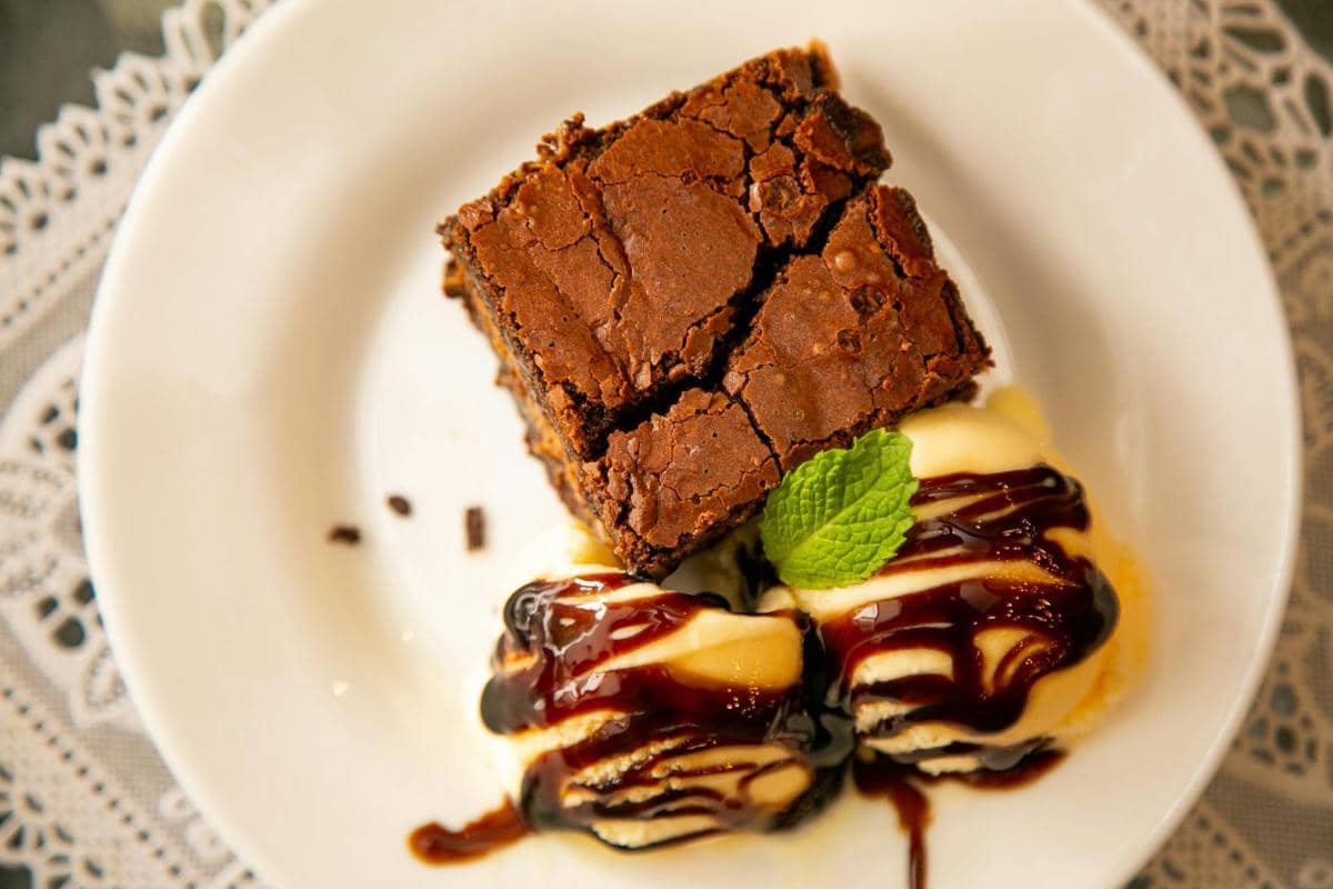 ilustrasi menyajikan brownies