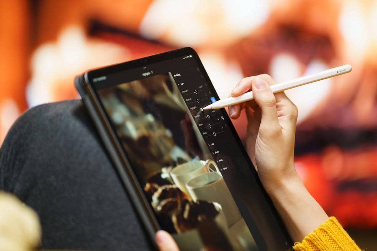 5 Peluang Bisnis dari Hobi Menggambar Digital yang Relevan di Era AI