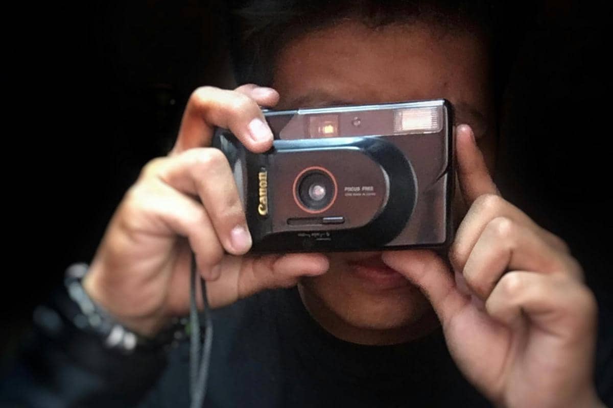 ilustrasi menggunakan kamera analog