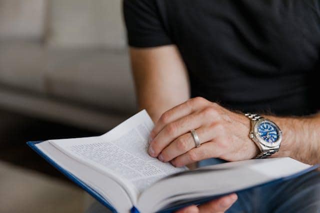 ilustrasi gaya hidup analog pria 