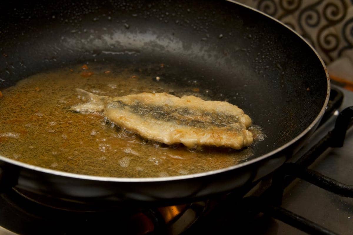 ilustrasi menggoreng ikan 