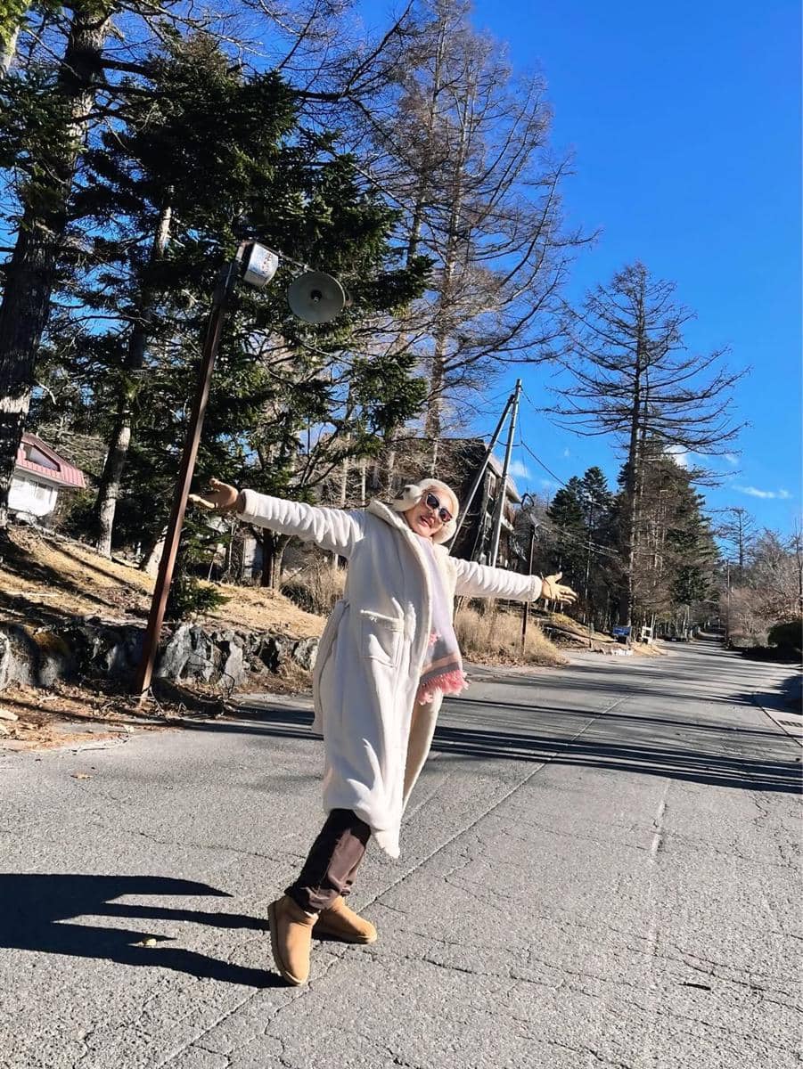 Angelina Sondakh nongkrong di bawah kaki Gunung Fuji