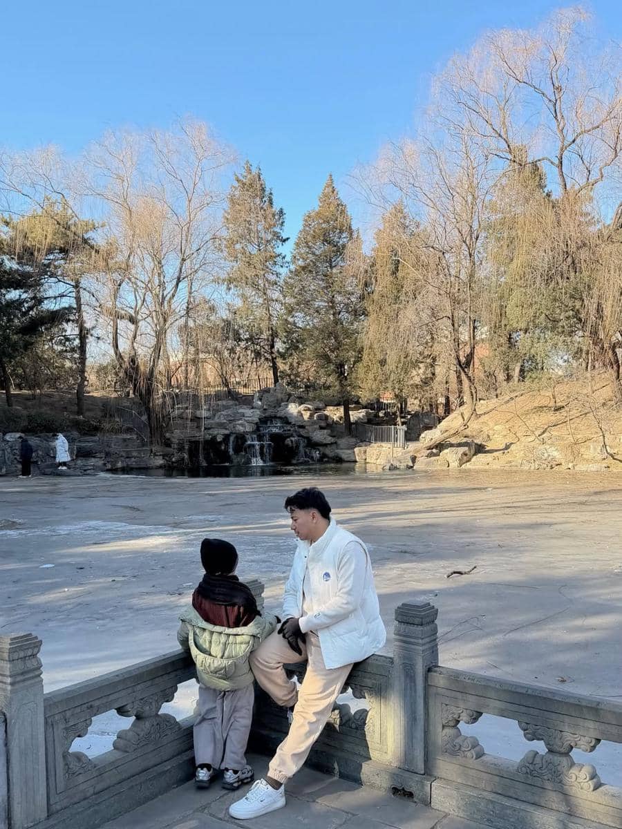 Keluarga Poppy Bunga jalan-jalan di Tsinghua University